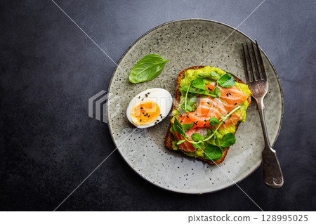 Toast with avocado cream 128995025
