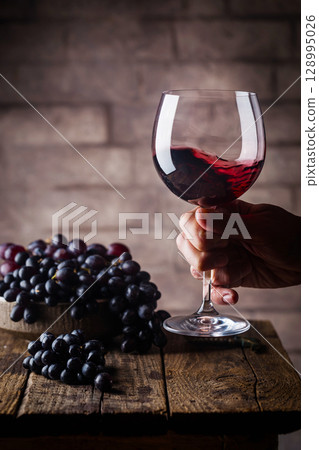 Red wine and ripe grapes 128995026