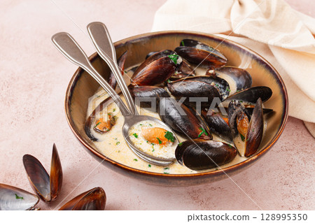 Mussels in creamy garlic sauce, served with fresh herbs and spices, homemade, no people, 128995350