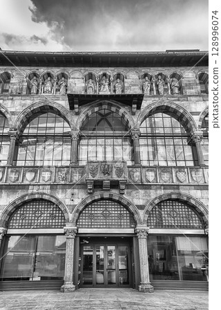 Loggia degli Osii, historical building in Piazza Mercanti, Milan, Italy 128996074