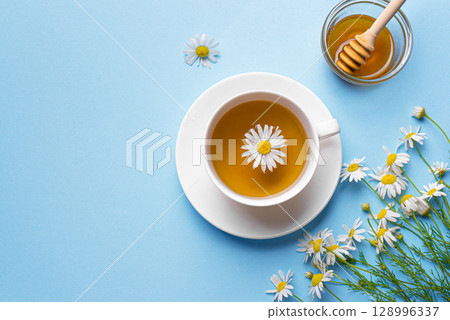 Chamomile tea cup and chamomile flowers 128996337