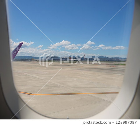 從飛機窗戶看到的關西機場第二跑道週邊景色 128997087