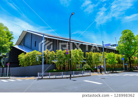 Tokyo Minato-ku Minamiaoyama Nezu Museum with beautiful fresh greenery Tokyo Minato-ku Minamiaoyama Nezu Museum with beautiful fresh greenery 128998362