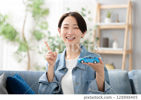 拿著汽車的婦女 拿著汽車的婦女 128998405