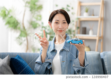 拿著汽車的婦女 128998407