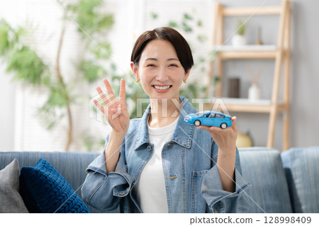 拿著汽車的婦女 128998409