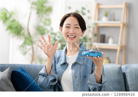 A woman holding a car 128998410
