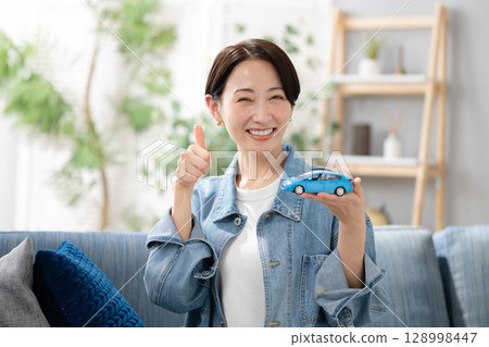 拿著汽車的婦女 128998447