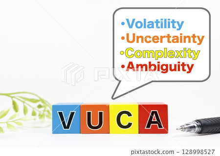 描繪 VUCA 時代不確定性和複雜性的彩色照片 描繪 VUCA 時代不確定性和複雜性的彩色照片 128998527