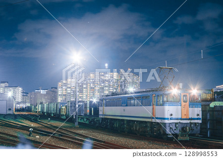 Night view of the electric locomotive EF65 stopping at Sumida River Station Night view of the electric locomotive EF65 stopping at Sumida River Station 128998553