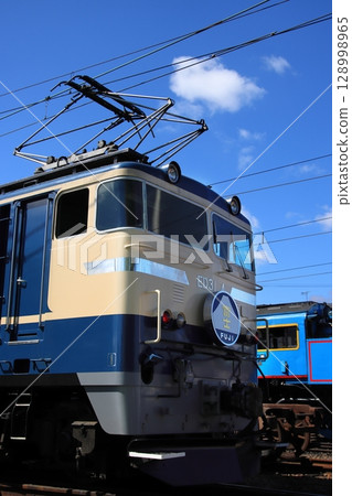 藍色特快列車，由大井川鐵道的 E31 型機車牽引，恢復了 EF65 型塗裝，拍攝於 2025 年 7 月 20 日 128998965