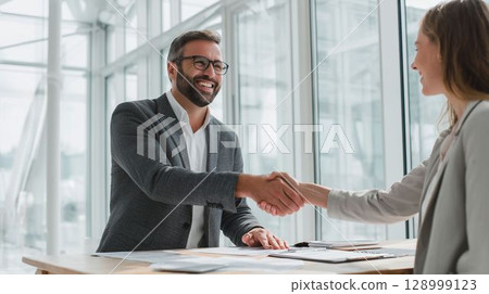 Signing a contract with a real estate agent 128999123