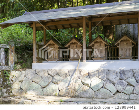 神社旁排列著小神社 128999441