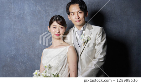 新娘和新郎肖像黑色背景 128999536