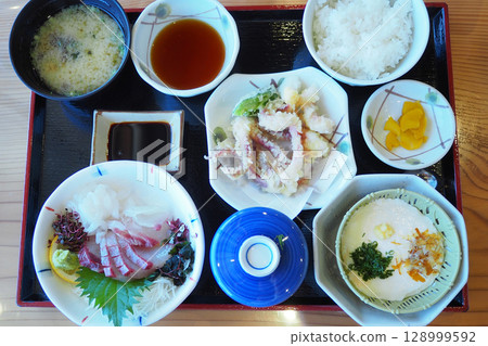 A luxurious set meal of sashimi and tempura A luxurious set meal of sashimi and tempura 128999592