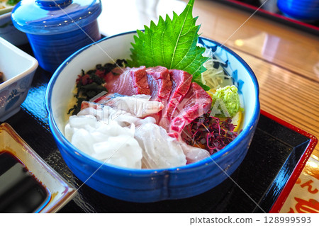 Fresh seafood bowl 128999593