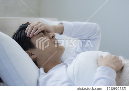 睡覺在床上的年輕人 128999885