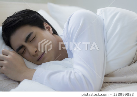 睡覺在床上的年輕人 睡覺在床上的年輕人 128999888