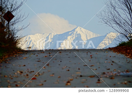 深秋時節從北海道美瑛眺望白雪皚皚的十勝山脈和道路 深秋時節從北海道美瑛眺望白雪皚皚的十勝山脈和道路 128999908