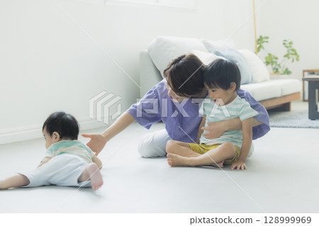 Parents and children relaxing in the living room Parents and children relaxing in the living room 128999969