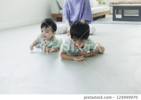 Parents and children relaxing in the living room 128999970