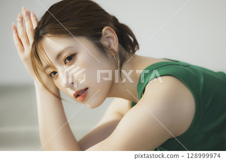 一個女人躺在地板上 128999974