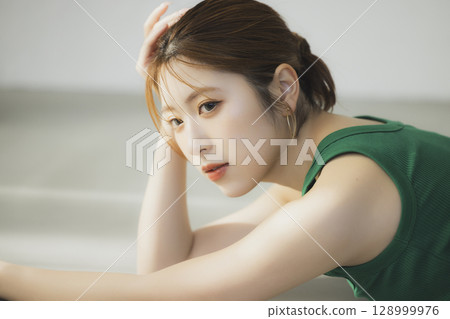 一個女人躺在地板上 一個女人躺在地板上 128999976