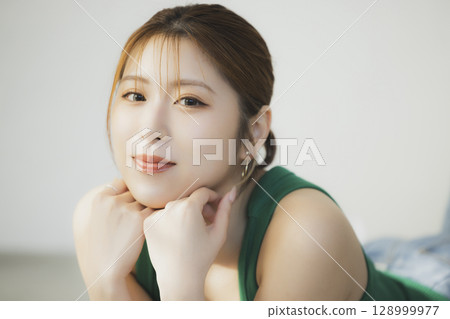 一個女人躺在地板上 一個女人躺在地板上 128999977