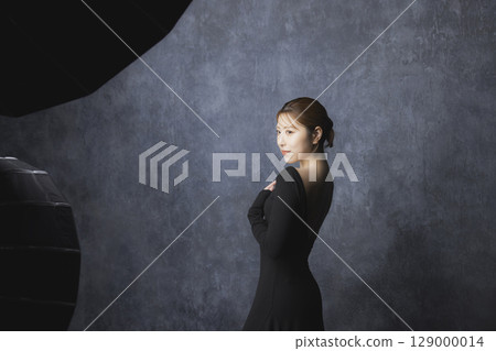 黑色背景上的美女肖像 黑色背景上的美女肖像 129000014