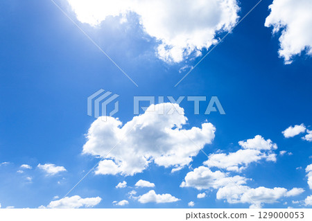 A simple landscape of a refreshing summer blue sky and white clouds A simple landscape of a refreshing summer blue sky and white clouds 129000053