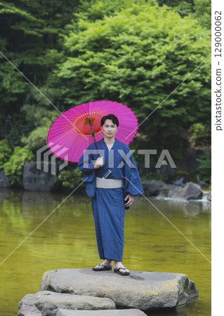 穿著浴衣約會的男女 穿著浴衣約會的男女 129000062
