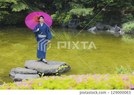 Men and women on a date in yukata 129000063