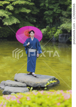 穿著浴衣約會的男女 穿著浴衣約會的男女 129000066