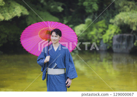 穿著浴衣約會的男女 129000067