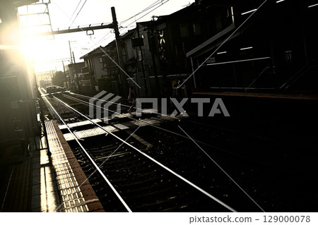 陽光下閃閃發光的鐵軌 129000078
