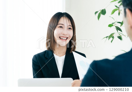 Business woman who does business 129000210