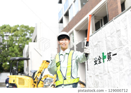 交通管制員在建築工地揮舞拳頭 交通管制員在建築工地揮舞拳頭 129000712