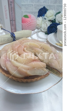 Fresh peach tart made with plenty of raw peaches Fresh peach tart made with plenty of raw peaches 129000730