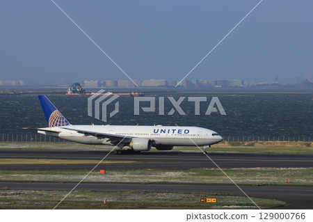 United Airlines plane taking off 129000766