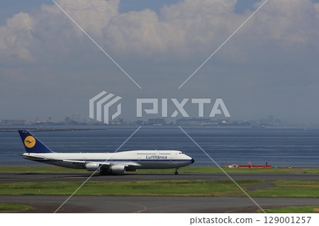 Lufthansa 747 Jumbo Jet taking off at Haneda Airport Lufthansa 747 Jumbo Jet taking off at Haneda Airport 129001257