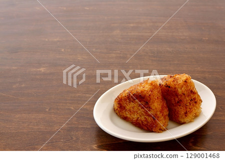 餐桌背景上自製的烤飯糰 餐桌背景上自製的烤飯糰 129001468