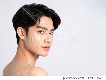 皮膚光滑的日本年輕男子的肖像(白色背景) 皮膚光滑的日本年輕男子的肖像(白色背景) 129001526