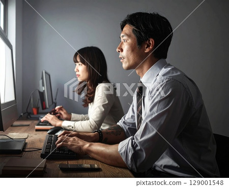 商人並肩使用電腦 商人並肩使用電腦 129001548