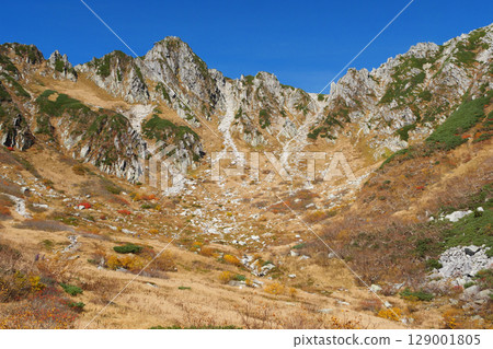 Autumn leaves of Mount Hoken in the Central Alps Autumn leaves of Mount Hoken in the Central Alps 129001805