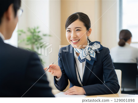 高中生們在校園慶典上一邊製作章魚燒一邊販售的青春笑容 高中生們在校園慶典上一邊製作章魚燒一邊販售的青春笑容 129001898