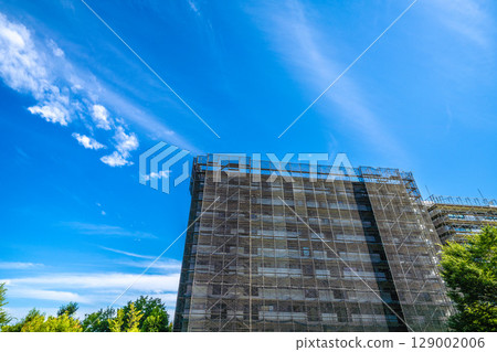 Yokohama cityscape in Japan: Summer sky spreads out... View of scaffolding and protective nets for repairs and inspections of apartment buildings (July 27th) 129002006