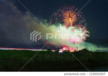 A seasonal sight in the summer, fireworks shining in the night sky (Ayu Festival Fireworks Display, Kosa Town) 129002897