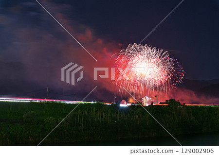 A seasonal sight in the summer, fireworks shining in the night sky (Ayu Festival Fireworks Display, Kosa Town) A seasonal sight in the summer, fireworks shining in the night sky (Ayu Festival Fireworks Display, Kosa Town) 129002906