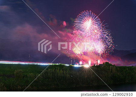 A seasonal sight in the summer, fireworks shining in the night sky (Ayu Festival Fireworks Display, Kosa Town) A seasonal sight in the summer, fireworks shining in the night sky (Ayu Festival Fireworks Display, Kosa Town) 129002910