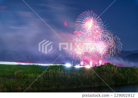 A seasonal sight in the summer, fireworks shining in the night sky (Ayu Festival Fireworks Display, Kosa Town) A seasonal sight in the summer, fireworks shining in the night sky (Ayu Festival Fireworks Display, Kosa Town) 129002912